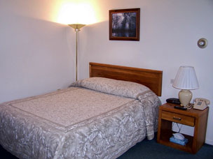 room with queen bed queen bed room image